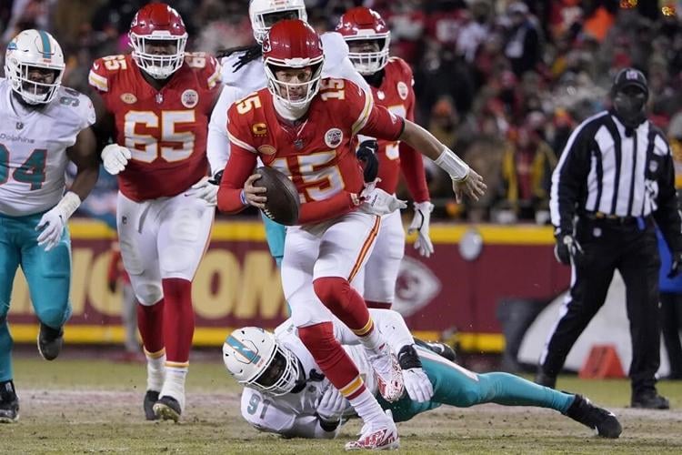 Patrick Mahomes leads Chiefs to 26-7 playoff win over Dolphins in near-record low temps