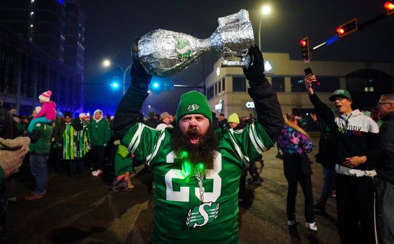 'Fan-demonium:' Saskatchewan Roughriders celebrate ending 12-year Grey Cup drought