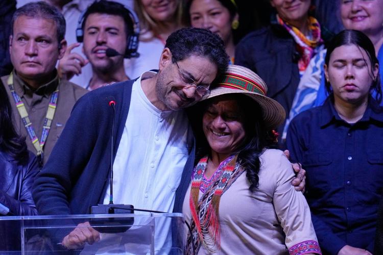 Trump-endorsed de la Espriella holds slim lead in Colombia's election as his rival challenges vote