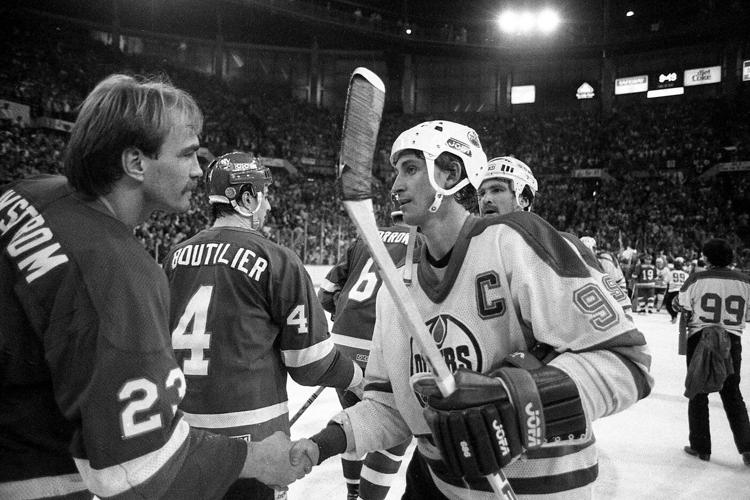 'Forget about the past': Fans weigh in on criticism of Wayne Gretzky over Trump ties
