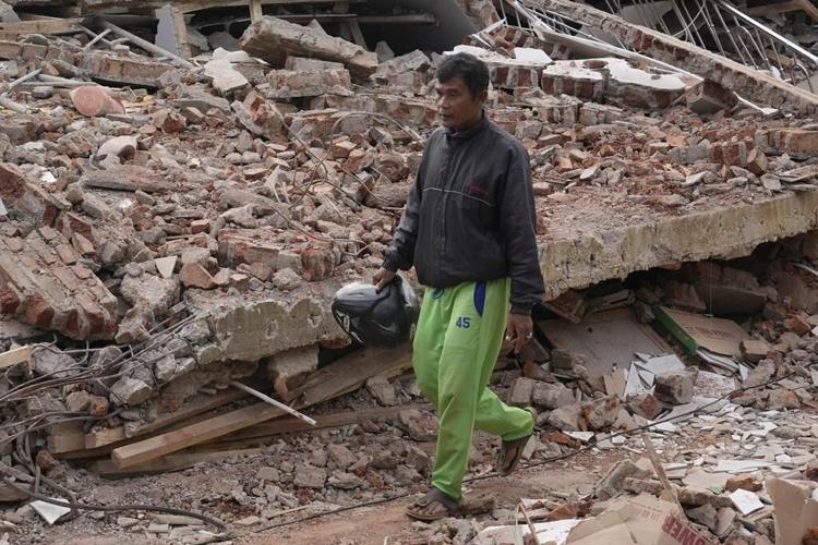 Indonesia quake survivor grieves 11 relatives as he rebuilds