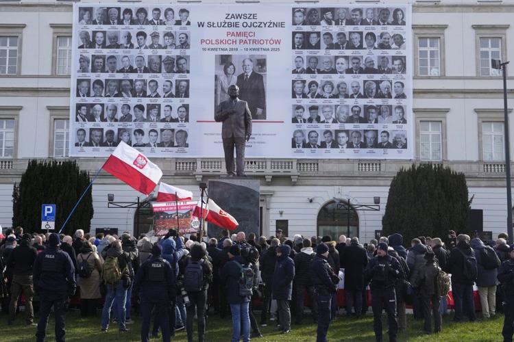 Protesters in Russia try to disrupt Poland's commemoration of president's plane crash