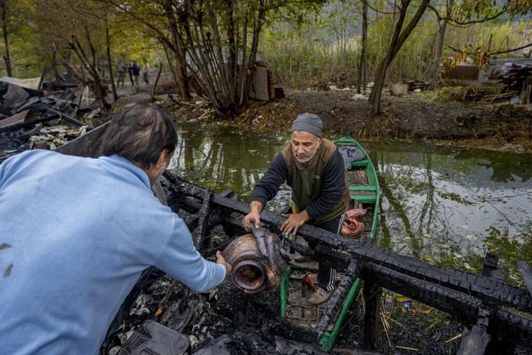 Houseboats catch fire on a lake popular with tourists, killing 3 in Indian-controlled Kashmir