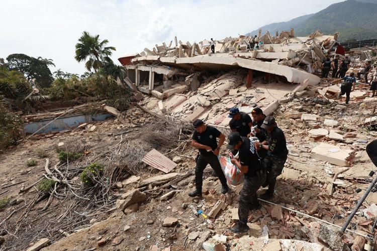 Venezuelans take search for the missing into their own hands in earthquake aftermath