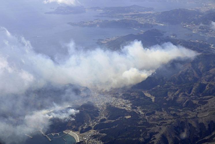 Japan fights a forest fire that has damaged dozens of homes and caused hundreds to evacuate