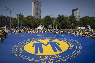 Romanian health care workers protest for higher wages, more staff, and better working conditions