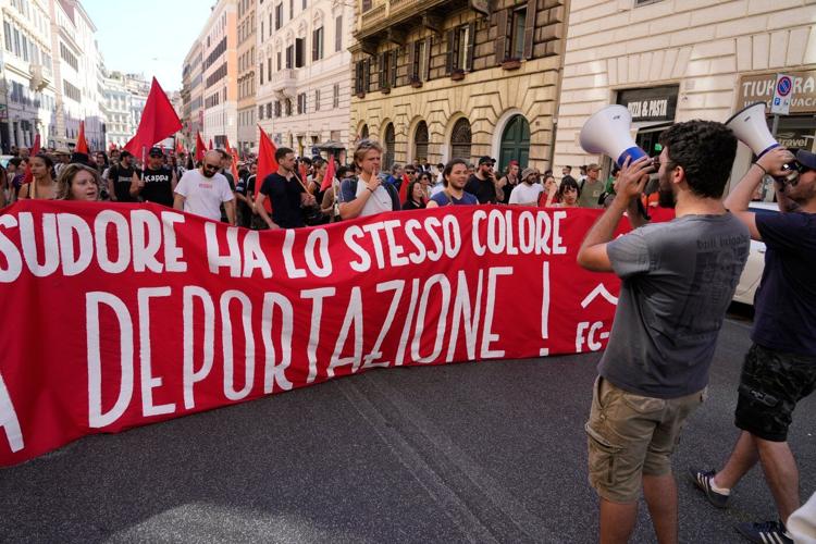 Thousands march in Rome in rival anti- and pro-migration rallies