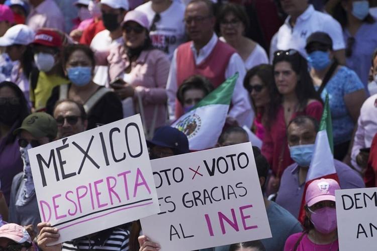 Massive turnout in defense of Mexico's electoral authority