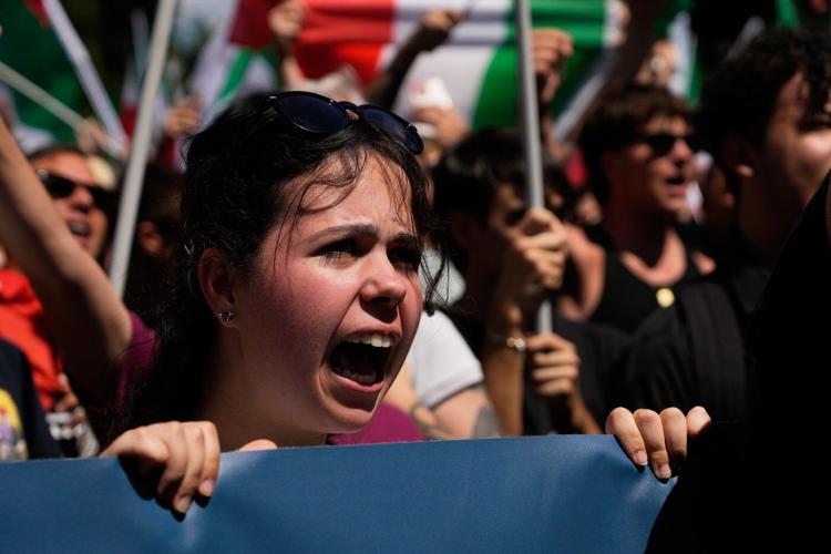Thousands march in Rome in rival anti- and pro-migration rallies