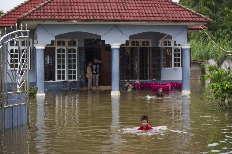 Floods wreak havoc in Malaysia, southern Thailand with over 30 killed, tens of thousands displaced