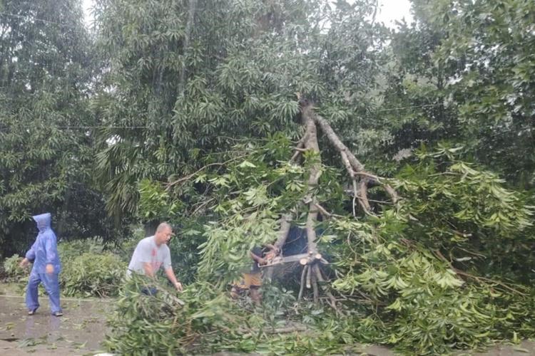 Typhoon floods villages, rips off roofs and damages 2 domestic airports in northern Philippines