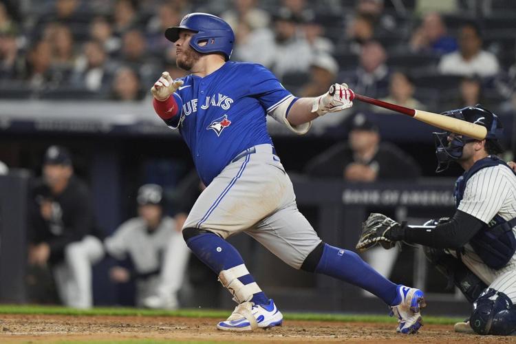 Kirk hits go-ahead 2-run double in 9th, Blue Jays beat Yankees 4-2