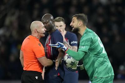 Reserve goalie Tenas grabs the spotlight at PSG with Donnarumma under pressure