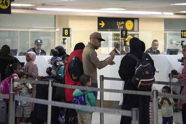 Sudanese crowd at borders to escape amid shaky truce