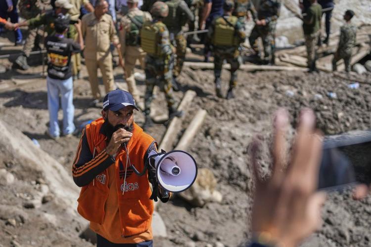 Photos of mourners and searches for the missing from flash floods in Pakistan and India