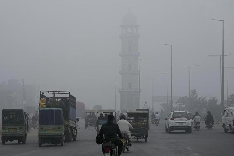 Pakistan employs new measures to deal with nearly 70,000 people affected daily by hazardous smog