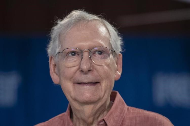 Senate GOP leader Mitch McConnell appears to freeze up again, this time at a Kentucky event