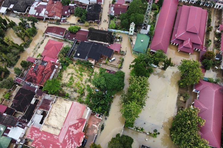 Damage and more rain hamper search for flood and landslide victims in Indonesia