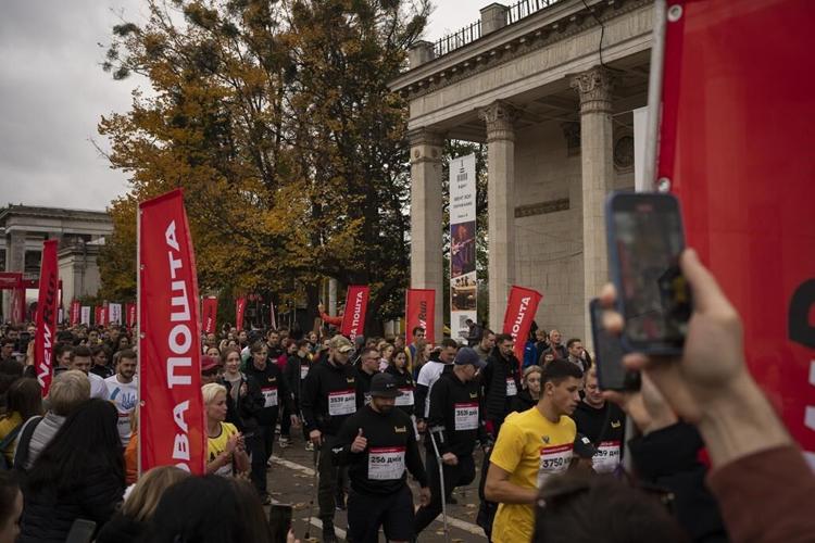 Thousands of Ukrainians run to commemorate those killed in the war