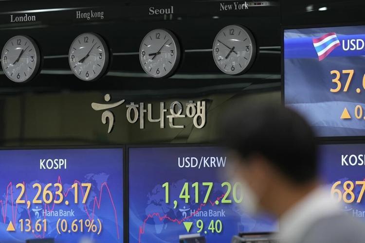 Asian stocks mixed ahead of US GDP update, Europe rates call