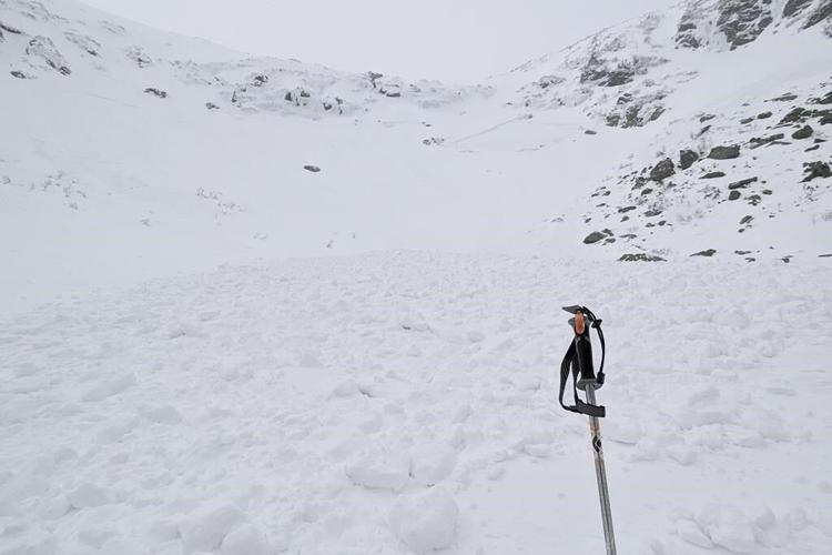 Snowboarder caught on video escaping New Hampshire avalanche
