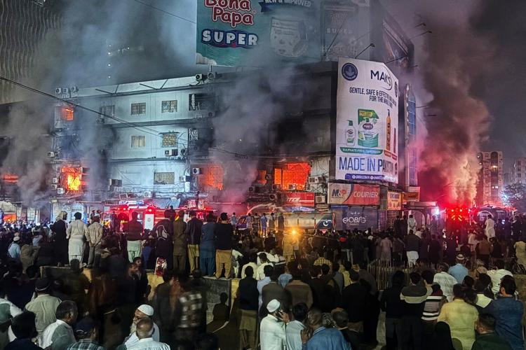 Death toll rises to 6 in fire at a shopping plaza in the Pakistani city of Karachi