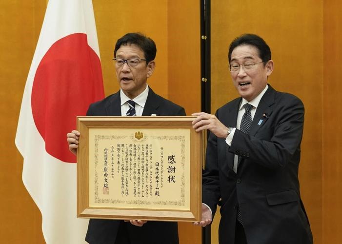 Japan's winning WBC team drops in on Prime Minister Kishida