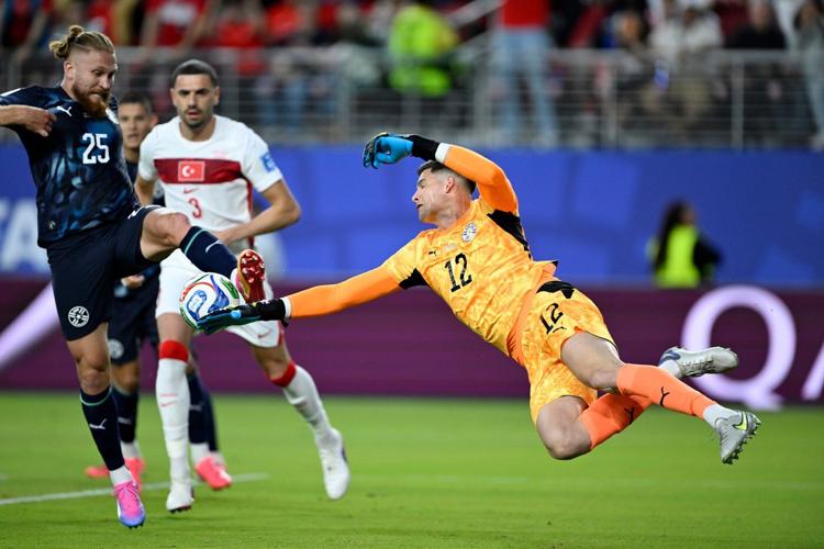 Paraguay beats Turkey 1-0 at the World Cup despite being down a man to clinch Group D for U.S.