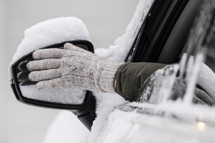 Pacific Northwest hunkers down for ice and freezing rain, while other US regions also battle cold