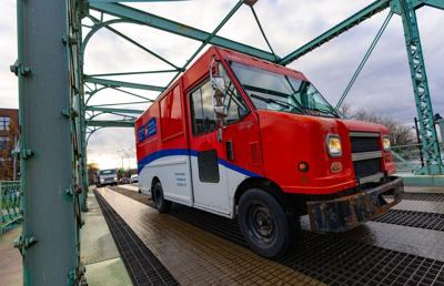 Jobs minister presses Canada Post, workers to reach a deal