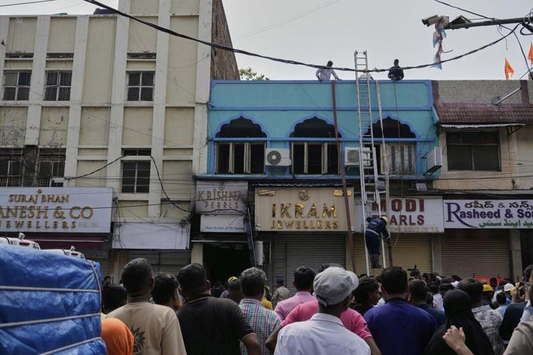 Building fire kills 8, injures others in southern India