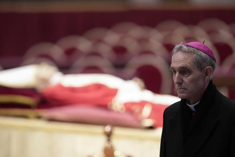 Benedict aide's tell-all book will expose 'dark maneuvers'