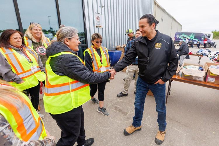 Winnipeg preps convention centre with cots for renewed round of wildfire evacuees