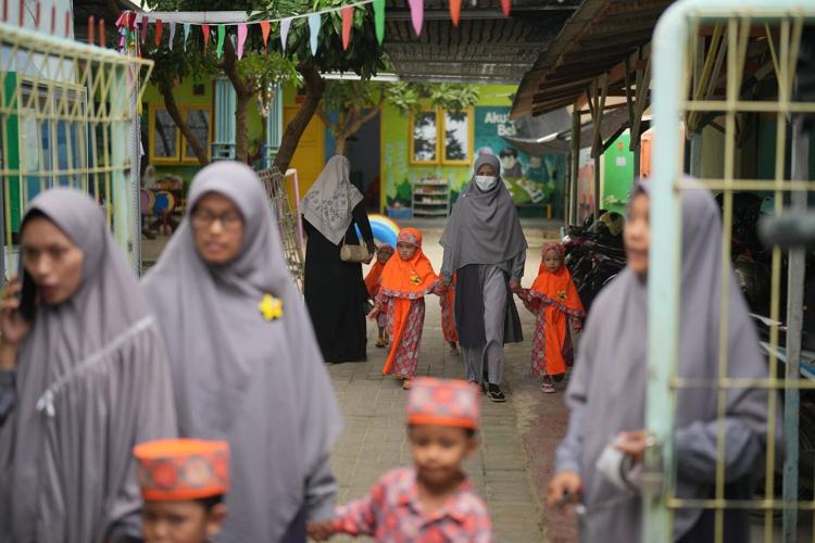 Photos show the efforts to curb a measles outbreak in Indonesia