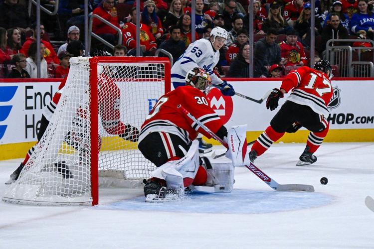Dach scores late in third period to give Blackhawks a 3-2 win over slumping Maple Leafs