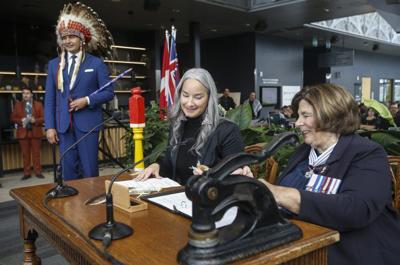 Manitoba cabinet minister apologizes for complaints about sign-language interpreter