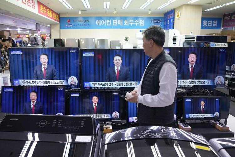South Korean president apologizes, saying he'll take responsibility for attempt at martial law