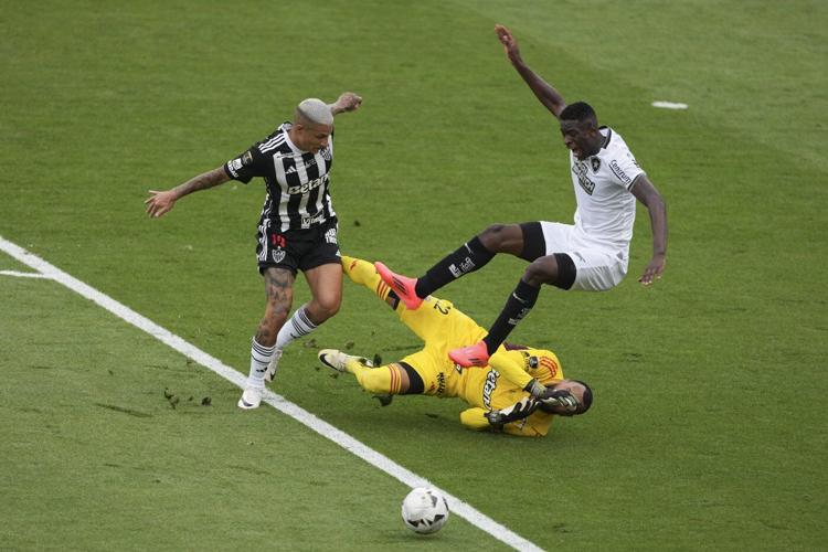 10-man Botafogo wins its first Copa Libertadores title