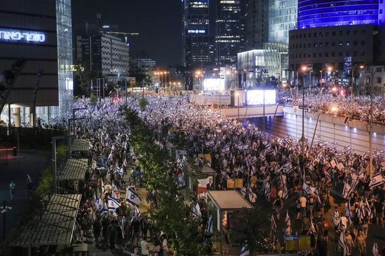 Hundreds of thousands march in Israel. Former security chiefs beg Netanyahu to halt legal overhaul