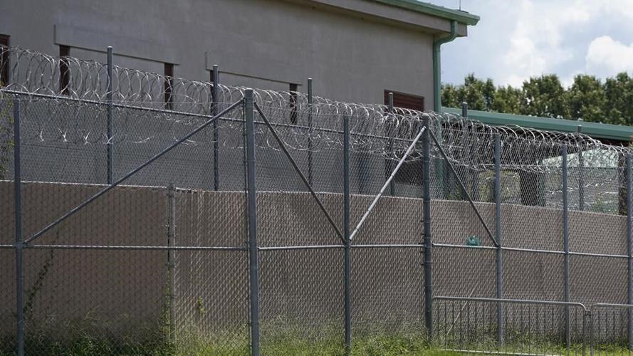 Mississippi jail escapee surrounded, believed dead