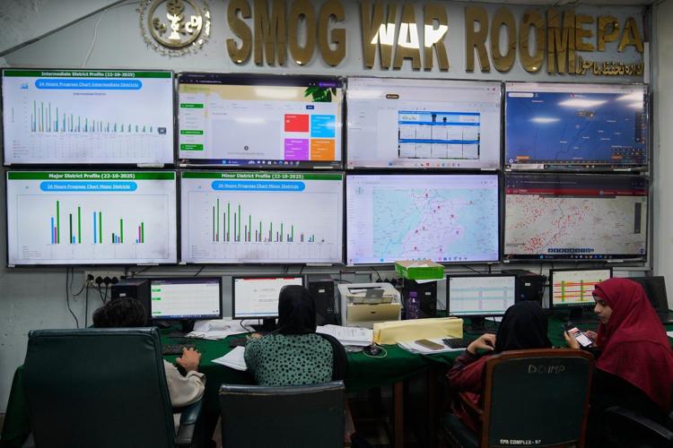 Pakistan uses anti-smog guns to fight air pollution in its cultural capital