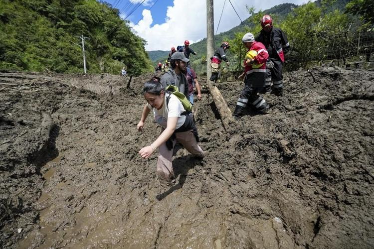 Rescuers find more victims after a landslide in Ecuador, rising the death toll to 8