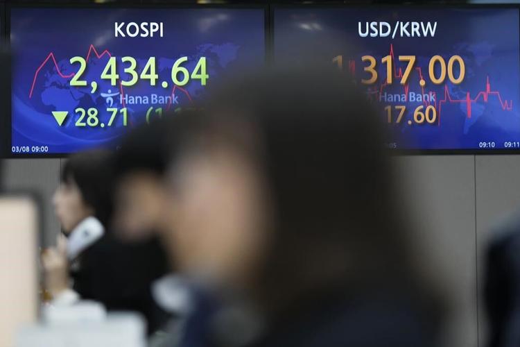 Asian stocks tumble amid fears about faster rate hikes