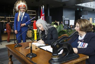 Kinew says cabinet minister who complained about sign-language interpreter will stay