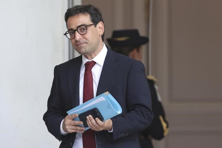 French president accepts prime minister's resignation but keeps him as head of caretaker government