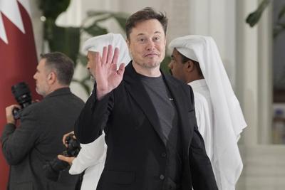 Elon Musk says he's committed to still be Tesla's CEO in 5 years' time