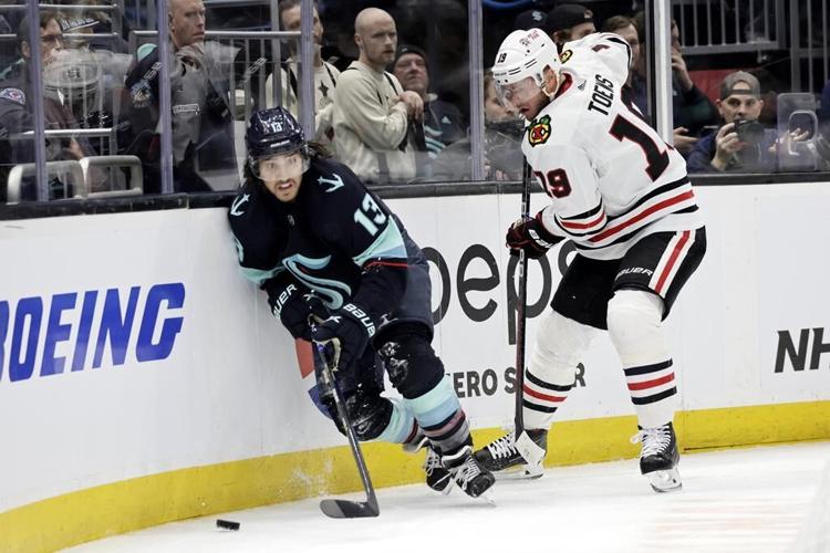 Blackhawks announce Toews will not be back next season