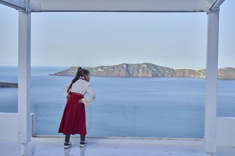 As quakes rattle Greek islands, a few brave tourists enjoy having Santorini to themselves