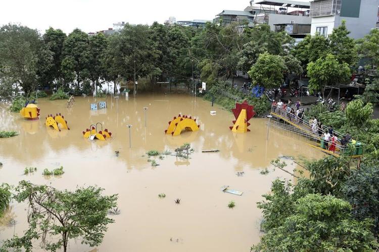 Flash flood sweeps away hamlet as Vietnam's storm toll rises to 141 dead