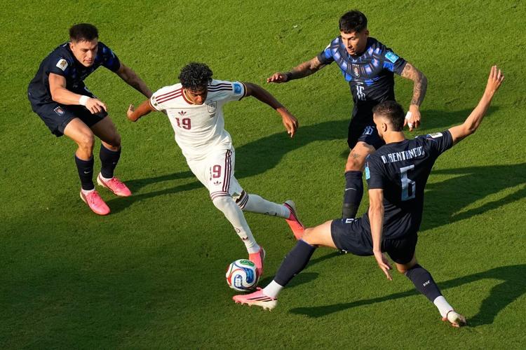 Spain wins its World Cup group, beating Uruguay 1-0 as Muslera’s error sends 2-time champion home